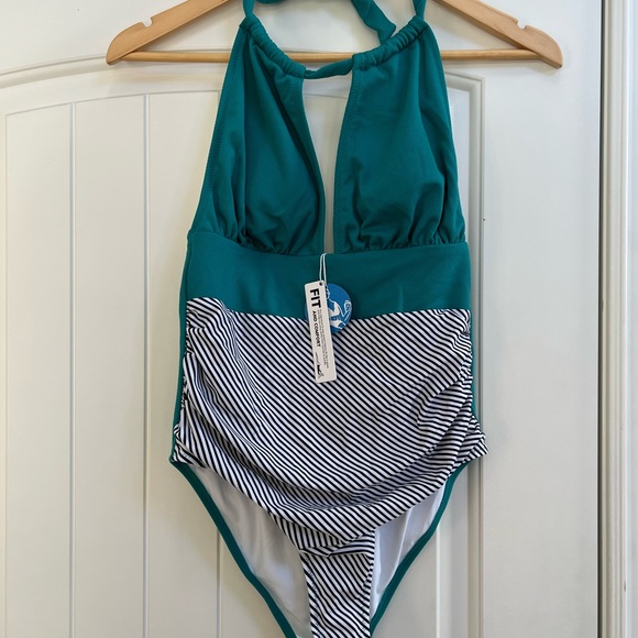 Cupshe One-Piece Halter Swimsuit NWT - Picture 3 of 5